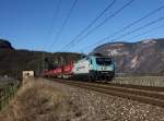 Die EU 43 008 mit einem KLV-Zug am 28.03.2015 unterwegs bei Ora.