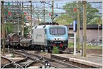EU43-002RT mit Schlussbeleuchtung fährt von Trento her durch den Bahnhof Bozen/Bolzano.