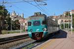 Ein Ale 801/940 Triebzug verlässt den Bahnhof Imperia P.M.