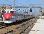 20.8.2012 11:24 FS ETR 450 07 als InterCity von Reggio di Calabria Centrale nach Roma Termini bei der Ausfahrt aus dem Bahnhof Lamezia Terme Centrale .