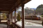 Die Bahnhofsuhr zeigt 16.45 Uhr, als eine ALe 840-Doppeltraktion im März 1985 in  Siegmundskron/Ponte d'Adige einfährt. Im gleichnamigen Schloss im Hintergrund befindet sich heute eines der sechs Mountain Museen des Südtiroler Bergsteigers Reinhold Messner.