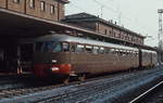 Einer der letzten noch im Dienst befindlichen Vorkriegstriebwagen der Reihe ALe 880 steht im September 1986 abfahrbereit im Bahnhof Ferrara