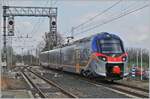 Der FS Trenitalia TPER ETR 103 024 verlässt als Regionalzug 90180 von Reggio Emilia nach Guastalla den Bahnhof Reggio Mediopanda. 

14. März 2023