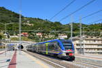 Neugeliefert ETR 425 103  Jazz  mit R 11345 Ventimiglia - Genova verlasst Bahnhof Imperia am 16.06.2018