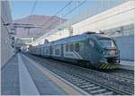Der Trenord ETR 425 023 als RE 5310 von Milano Porta Garibaldi nach Porto Ceresio beim Halt in Arcisate.