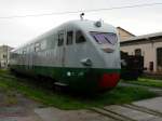 Zum Ende der 1930er Jahre begann auch in Italien das Zeitalter des Hochgeschwindigkeitsverkehrs auf Schienen.
Ein besonderer Triebzug aus der ab 1937 gebauten Reihe ETR200 wird hier von der FS erhalten.
Er hatte am 20.07.1939 mit 203 km/h den italienischen Schnellfahrrekord erreicht.
Dieser Triebzug wurde als ETR-212 (3-teilig) in Dienst gestellt. Ab 1969 war er dann 4-teilig als ETR-232 unterwegs.

30.03.2010 Pistoia Eisenbahnmuseum


