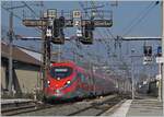 Der Trenitalia FS ETR 400 048 ist als FR 9291 von Paris Gare de Lyon nach Milano Centrale unterwegs und erreicht Chambéry-Challes-les-Eaux, wo der Zug einen fahrplanmässigen Halt hat. Neben der schweren Gleichstromfahrleitung zeigt sich auf die wuchtige Signalbrücke als landestypischen Merkmal.  

20. März 2022 