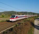 Der Penolino ETR 460 030 ES 9761   FRECCIABIANCA  auf dem Weg von  Genua nach Rom wird in wenigen Minuten den vorletzten Bahnhof Grosseto erreichen.