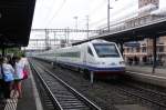 Der krnende Abschlu oder das Beste zum Schlu: Ein  CIS  jagt zum Ende des Aufenthalts in Muttenz durch den Bahnhof. Auf jeden Fall riss die Wolkendecke auf... (10.08.09).