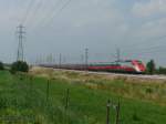 In Fidenza-Bastelli an der Hochgeschwindigkeitsstrecke zwischen Mailand und Bologna rauscht ein ETR500 der FS als   Zug Eurostar(ES9533) vorbei.