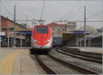 In Torino Porta Nuova wartet ein ETR 500 als Frecciarossa 9623 auf die Abfahrt Richtung Rom   Im Hintergrund, rechts im Bild die Bahnhofshalle, welche wie jene in Zürich, die Züge aufnahm,