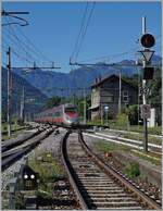 Der FS Trenitalia ETR 610 003 erreicht als EC 50 von Milano nach Basel SBB den Bahnhof Domodossola. Das Bild zeigt etliche typische FS-Attribute wie Ausfahrsignal, weisse Gleise und landesübliche Fahrleitung und entstand am südlichen Ende des Bahnsteiges der Gleise 2/3. 

25. Juni 2022