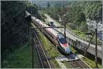 Noch in Italien, aber bereits auf SBB Gleisen: Ein FS Trenitalia ETR 610 von Milano auf dem Weg nach Genève hat den Bahnhof Iselle verlassen, und wird unmittelbar nach dieser Aufnahme in den Simplon Tunnel hineinfahren. Mein Fotostandpunkt ist auf der frei zugänglichen Tunnelsüdportalkrone des Simplontunnels.

21. Juli 2021