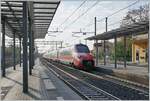 Im Gegenlicht erreicht der FS Trenitalia ETR 700 011 (ex Fyra) als Frecciarossa 8802 den Bahnhof von Parma.