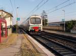 Ein  Vivalto -Pendelzug verlsst Bahnhof Mestrino in Richtung Venedig.