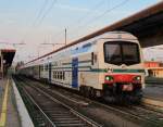 22.8.2014 19:51 Doppestocksteuerwagen an der Spitze eines schnellen Regionalzuges (RV) aus Venezia Santa Lucia im Endbahnhof Verona Porta Nuova. Am Ende des Zuges befand sich eine FS E.464.