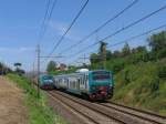 Zwei kreuzende Regionalzge mit E464 und  in die Nhe von das ehemalige Bahnhof Montignoso am 11-5-2012. Weiss jemand welche Steuerwagen es hier gibt?