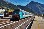Nachschuss des RV 2261 (Brennero/Brenner - Bologna Centrale) bei des Ausfahrt in Campo di Trens/Freienfeld. Zuglok war E 464.360.
Aufgenommen am 16.10.2016.