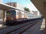 Diesellok D 445.1119 in alter Lackierung mit Personenzug am 22.10.2005 in Cagliari, loksbespannte Zge fahren nur im Sdteil der Insel, im dnnbesiedelten Norden nur Triebwagen. Von Cagliari aus werden jetzt einige Kilometer elektrifizier. 