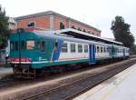 Zwei Triebwagen BR ALn 668, links ALn 668.3108, am 18.10.2005 im Bahnhof Olbia. Mit dieser und der Baureihe ALn 663 wird der gesamte Personenverkehr im Nordteil der Insel Sardinien abgewickelt, bei beiden Baureihen gibt es nur Motorwagen, es fahren bis zu drei Fahrzeuge als eine Einheit.