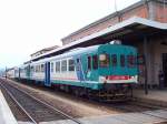 Zwei Triebwagen BR ALn 663, vorn ALn 663.1103, am 17.10.2005 im Bahnhof Olbia