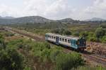 ALn 663 1156 als Regionalzug 8974 von Olbia nach Golfo Aranci erreicht am 26.09.2011 in Krze die Station Marinella.