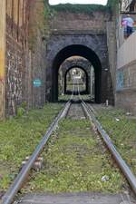 In Catania Borgo unterquert die Bahnstrecke der FCE mehrere Straßen. Aufnahmestandort ein geöffneter Bahnübergang (07.11.2022)