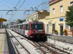 ETR054+ETR040 der 950mm-spurigen Circumvesuviana-Bahn sind hier aus Neapel kommend im Endbahnhof der Zweigstrecke nach Sarno zu sehen.
