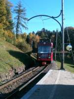 Hier nun die bearbeitete Version: Triebwagen 21 der Rittnerbahn fhrt am 31.10.2011 auf dem Weg von Klobenstein nach Oberbozen in Wolfsgruben ein.