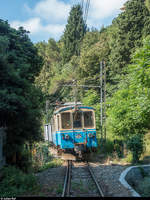 Fotofahrt auf der Ferrovia Genova - Casella am 30. Juni 2018.<br>
Am Morgen fuhr der Triebwagen A2 (ex FEVF) mit dem Güterwagen F102 von Genova nach Vicomorasso. Hier kurz nach der Abfahrt noch in der Stadt.