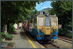 Der 1998 gebaute Triebwagen A11 der FGC wartet im Endbahnhof Casella auf die Abfahrt nach Genua.