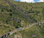 Der FGC Triebwagen A5 (von der Ferrovia Spoleto–Norcia bernommen und von 950mm auf 1000 mm umgespurt) war am 06.09.2013 von Genua  Piazza Manin  auf der ligurischen Gebirgsbahn nach Casealla unterwegs, und wurde von mir bei S. Antoninio fotografiert.

Die 1929 erffnete und mit 3000 Volt Gleichstrom betriebenen Meterspurbahn
Ferrovia Genova–Casella auch als Casellabahn bekannt ist ca. 23,4 Kilometer lang und durchquert bei ihrem Weg durch die ligurischen Alpen die drei Tler Valbisagno, Valpolcevera und Valle Scrivia. 