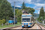 SSIF ABe 4/6 61 fährt am 25. Juli 2017 mit einem weiteren ABe 4/6 als Centovalli-Express 172 in den Bahnhof von Santa Maria Maggiore ein. Links der als Denkmal aufgestellte Xe 2/4 4.