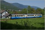 Der Ferrovia Vigezzina SSIF ABe 8/8 21  Roma  als Regionalzug 763 auf dem Weg nach Re, kurz nach der Abfahrt in Gagnone-Orcesco, im Hintergrund ist die Kirche von Druogno zu erkennen.