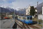 Der SSIF ABe 8/8 23  Ossola  fährt nach einem kurzen Halt in Trontano Richtung Domodossola weiter.