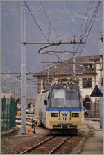 Ein etwas anderer  Treno Panoramico  im SSIF Betriebsbahnhof von Domodossla: 
Das war mal der ABe 8/8 24  Vigezzo  - und seit 2006 das Reservefahrzueug für die vierteiligen Treno Panoramico mit revidertem Unterbau und neu gebautem Wagenkasten versehen, dreiteilig, mit vereinfachte Frontgestaltung und Scherenstromabnehmer ausgerüstet sieht er den Neubaufahrzeugen auf den ersten Blick zum Verwechseln ähnlich. 
(Die Tele-Aufnahme entstand von der öffentlichen Strasse, siehe Geoposition)
3. April 2014