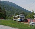 Für eine Reise-Gesellschaft verkehrt auf Blockabstand des Treno Panoramico D 47 P der SSIF ABe 4/6 65 und erreicht in Kürze Druogno.