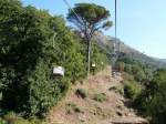Luftseilbahn auf Capri.  
Nicht nur Personen fahren Sessellift. Auch die Wasserkanister fr die Bergstation fahren mit der Seggiovia von Anacapri zum Monte Solaro(589m) und zurck.
2010-08-27 Capri 