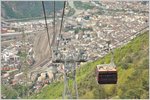 8 Kabinen zu 30 Personen verkehren auf der 4,5km langen Rittner Seilbahn im Abstand von 1,5km. Die Fahrt über fast 1000 Höhenmeter dauert 12 Minuten. (16.04.2016)