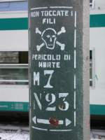 Unmissverstndliche Warnung an jedem italienischen Fahrleitungsmasten.