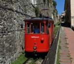 Dieses Bild zeigt den  Triebwagen  1  der Ferrovia Principe-Granarolo  talwrts fahrend kurz vor der Talstation Principe unweit des Bahnhofes Genova Principe.