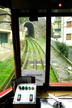 Die Ferrovia a cremagliera Principe-Granarolo in Genua. Hier rattert die Zahnradbahn durch den einzigen Tunnel auf der Strecke. Eine Fahrkarte für 100 Minuten konnte man an der Talstation im Kiosk nebenan für günstige 1,50 Euro erstehen. 
Am 8.2.16 war sicher keine Touri Saison, und so gesellten sich nur ein paar einheimische Fahrgäste dazu. Angeblich bietet die Kabine Platz für 45 Passagiere. Dann gehts bestimmt recht eng drin zu. Taschendiebe Willkommen.