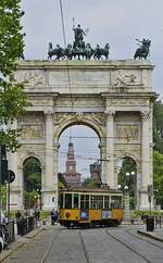 Ventotto 1886 am 02.05.2019 vor dem Arco della Pace, dessen Inschriften an den Einmarsch der siegreichen italienisch-französischen Truppen in Mailand nach der Schlacht von Magenta am 08.06.1859