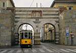 Am 03.05.2019 durchfährt der Triebwagen 1897 als Linie 1 die im 12. bis 14. Jahrhundert errichteten Archi di Porta Nova, die zur ehemaligen Stadtbefestigung von Mailand gehören