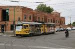 1955 lieferten OMS/TIBB/Breda 13 Sechsachser an die Mailänder Verkehrsbetriebe, von denen einige noch immer im Einsatz sind. Hier überquert die Nr. 4613 am 02.05.2019 die Kreuzung der Via Carlo Farini mit der Via Guiseppe Ferrari.