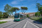 An der Linie 3 der römischen Straßenbahn liegen mehrere Sehenswürdigkeiten. Zu ihnen gehört das Kolosseum. Wagen 9119 war am 05.05.2024 in Richtung Stazione Trastevere erreicht in Kürze die Haltestelle Parco Celio