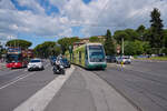 Während ein Taxifahrer sich an wartenden Autos vorbei drängelt überquert Wagen 9212 der römischen Straßenbahn die Piazza di Porta Capena und wird in Kürze die Station Circo Massimo erreichen (05.05.2024).