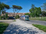 Am Nachmittag des 05.05.2024 erreichte fuhr Wagen 9106 der römischen Straßenbahn am Kolosseum vorbei und erreicht in Kürze die Haltestelle Parco Celio.