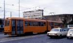 Roma / Rom ATAC SL 516 (GTw 7059) Piazzale Labicano im Oktober 1990. - Hinter der Strassenbahn sieht man eines der Tore in der Aurelianischen Mauer, die Porta Maggiore (Porta Praenestina). Ursprünglich gab es hier einen Doppelbogen, über den die antike Wasserleitung Aqua Claudia (vom Kaiser Caligula 38 n. Chr. begonnen und vom Kaiser Claudius im Jahre 52 n. Chr. abgeschlossen) die antike Strasse Via Praenestina überquerte; dieser Bogen wurde dann später in ein Stadttor umgewandelt und in die Aurelianische Mauer (271-282 n. Chr.) einbezogen. 