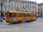 Eine Straßenbahn biegt von der Piazza Castello in die Via Po (31.05.2014)